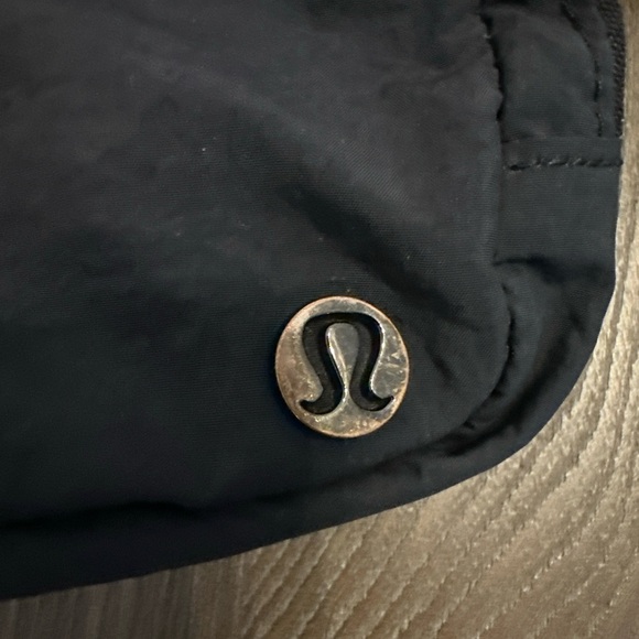 Lululemon Everywhere Belt Bag Black Crossbody Adjustable Strap - Picture 3 of 9